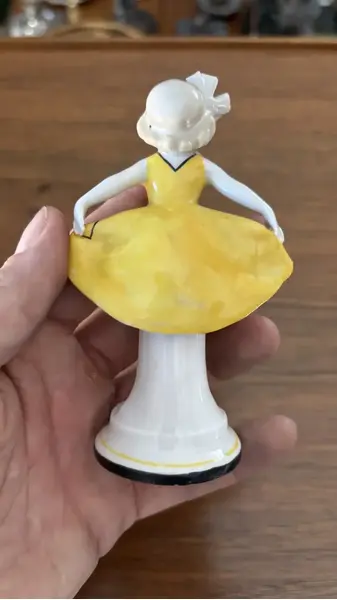 Foto de um(a) Antigo Bibelô Escultura Bailarina Art Deco Porcelana Alemã, da categoria de Escultura. Antigo bibelô de coleção representando pequena bailarina em porcelana alemã de ótima qualidade. Bastante riqueza de... Mostrado de uma perspectiva diferente. Vendido no marketplace Trésors.