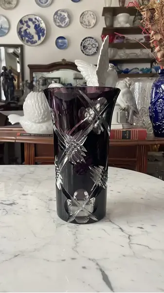Foto de um(a) Antigo Vaso Jarro Em Cristal Violeta Baccarat Art Deco, da categoria de Vasos. Antigo e preciso vaso decorativo em cristal doublé europeu com lindo brilho natural e primorosa lapidação manual, com traços... Mostrado de uma perspectiva diferente. Vendido no marketplace Trésors.