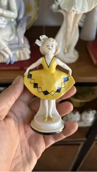 Foto de um(a) Antigo Bibelô Escultura Bailarina Art Deco Porcelana Alemã, da categoria de Escultura. Antigo bibelô de coleção representando pequena bailarina em porcelana alemã de ótima qualidade. Bastante riqueza de... Mostrado de uma perspectiva diferente. Vendido no marketplace Trésors.