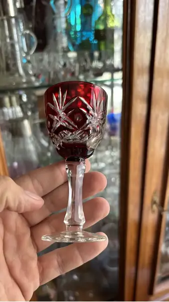 Foto de um(a) Antigo Par De Cálice Decorativo Taça Em Cristal Baccarat, da categoria de Taças. Antigo par de cálices decorativos em cristal doublé ricamente lapidados à mão. Lindos para decorar uma cristaleira, bar,... Mostrado de uma perspectiva diferente. Vendido no marketplace Trésors.