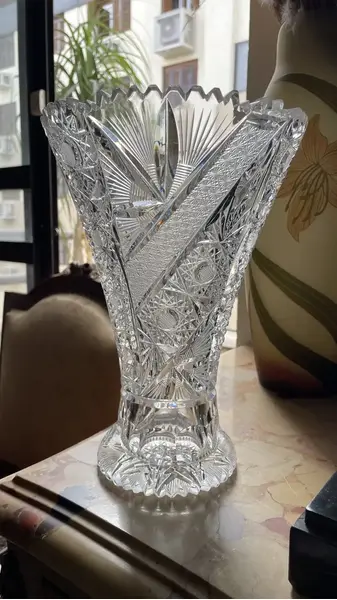 Foto de um(a) Antigo Vaso Jarro Decorativo Cristal Baccarat Lapidado À Mão, da categoria de Vasos. Antigo e preciso vaso decorativo em cristal translúcido europeu com lindo brilho natural e primorosa lapidação manual,... Mostrado de uma perspectiva diferente. Vendido no marketplace Trésors.