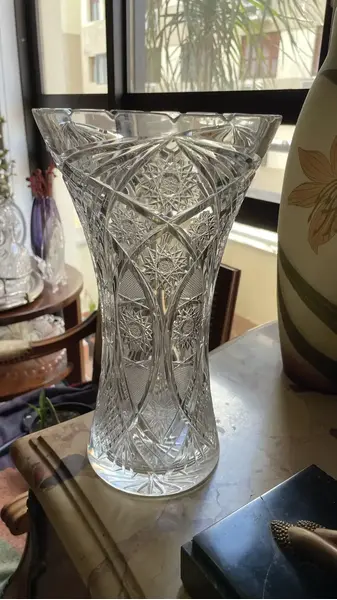 Foto de um(a) Antigo Vaso Jarro Decorativo Em Cristal Baccarat Lapidado, da categoria de Vasos. Antigo e elegante vaso decorativo em cristal translúcido com lindo brilho natural e primorosa lapidação manual (estralada e... Mostrado de uma perspectiva diferente. Vendido no marketplace Trésors.