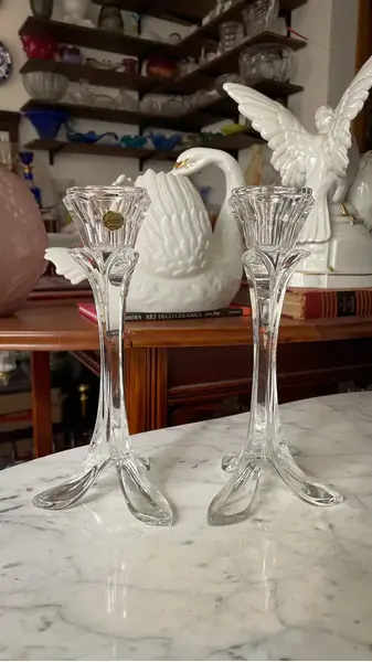 Foto de um(a) Antigo Par De Castiçais Art Deco Tulipas Cristal Francês, da categoria de Castiçais. Cristal d’Arques France.Antigo e finíssimo par de castiçais artísticos em cristal francês, modelo tulipa. Medidas 22x10cm... Mostrado de uma perspectiva diferente. Vendido no marketplace Trésors.