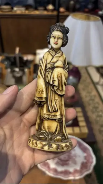 Foto de um(a) Antiga Escultura Oriental Gueixa Japonesa Resina Cor Marfim, da categoria de Escultura. Bastante riqueza de detalhes. Mostrado de uma perspectiva diferente. Vendido no marketplace Trésors.