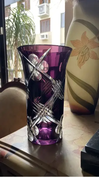 Foto de um(a) Antigo Vaso Jarro Em Cristal Violeta Baccarat Art Deco, da categoria de Vasos. Antigo e preciso vaso decorativo em cristal doublé europeu com lindo brilho natural e primorosa lapidação manual, com traços... Mostrado de uma perspectiva diferente. Vendido no marketplace Trésors.
