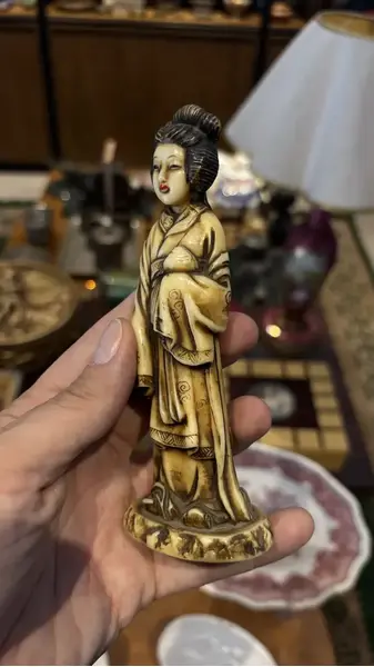Foto de um(a) Antiga Escultura Oriental Gueixa Japonesa Resina Cor Marfim, da categoria de Escultura. Bastante riqueza de detalhes. Mostrado de uma perspectiva diferente. Vendido no marketplace Trésors.