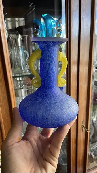 Foto de um(a) Antigo Pequeno Vaso Com Alças Art Deco Murano Pâte De Verre, da categoria de Vasos. Antigo e lindo vasinho decorativo em Murano na cor com alças em amarelo, técnica de trabalho Pâte de Verre.Medidas 15x12cm. Mostrado de uma perspectiva diferente. Vendido no marketplace Trésors.