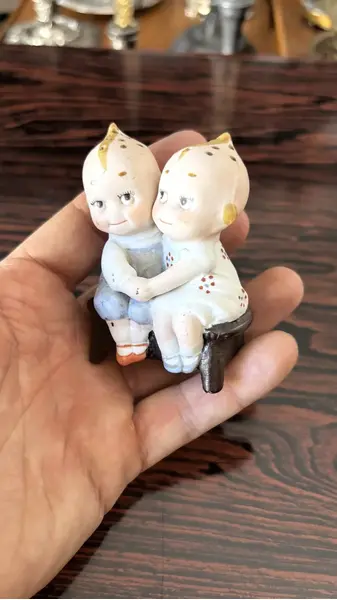 Foto de um(a) Antigo Raro Paliteiro De Coleção Bebê Biscuit Alemão Kewpie, da categoria de Paliteiros. ~ Kewpie Baby ~Antigo paliteiro de coleção em Biscuit alemão, ricamente moldado e pintado à mão. Original do início do... Mostrado de uma perspectiva diferente. Vendido no marketplace Trésors.
