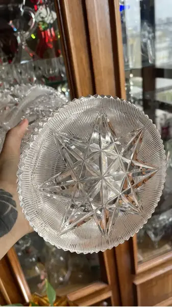 Foto de um(a) Antigo Grande Vaso Jarro Lindo Em Cristal Baccarat Lapidado, da categoria de Vasos. Antigo e grande vaso decorativo em cristal translúcido com lindo brilho natural e primorosa lapidação manual, conhecida como... Mostrado de uma perspectiva diferente. Vendido no marketplace Trésors.