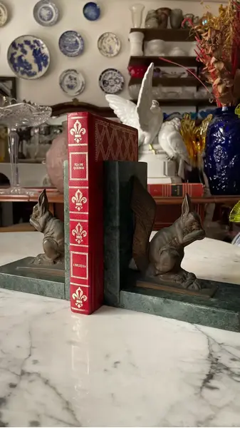 Foto de um(a) Antiga Escultura Esquilo Cerra Livros Bronze Mármore Artdeco, da categoria de Apoio para livros. ~ H. Truci ~Antigo e belíssimo cerra livros em mármore italiano verde alpi, decorado com esculturas artísticas de esquilos... Mostrado de uma perspectiva diferente. Vendido no marketplace Trésors.