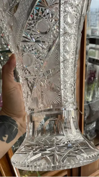 Foto de um(a) Antigo Grande Vaso Jarro Lindo Em Cristal Baccarat Lapidado, da categoria de Vasos. Antigo e grande vaso decorativo em cristal translúcido com lindo brilho natural e primorosa lapidação manual, conhecida como... Mostrado de uma perspectiva diferente. Vendido no marketplace Trésors.