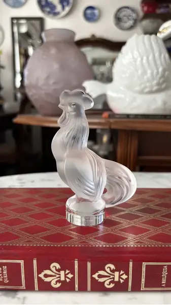 Foto de um(a) Antiga Escultura Art Deco Galo Em Cristal Satiné Sèvres, da categoria de Escultura. Sèvres - France Antiga e rara escultura decorativa em cristal francês satiné. Bastante riqueza de detalhes neste trabalho... Mostrado de uma perspectiva diferente. Vendido no marketplace Trésors.