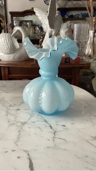 Foto de um(a) Antigo Vaso Jarra Decorativa Em Opalina Francesa Azul, da categoria de Jarros. Antiga jarra vaso em opalina francesa azul com a borda ondulada. Peça muito linda e versátil na decoração. Em perfeito... Mostrado de uma perspectiva diferente. Vendido no marketplace Trésors.