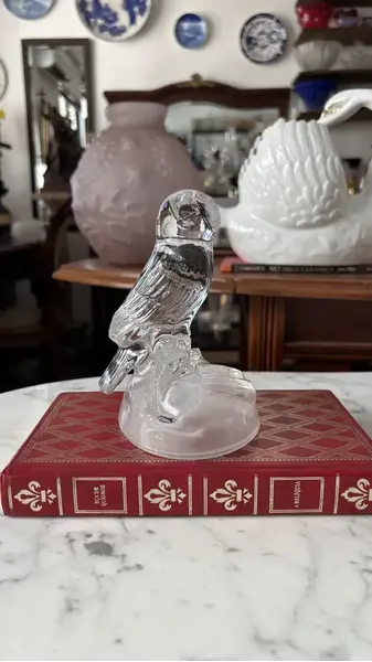 Foto de um(a) Antiga Escultura Coruja Art Deco Cristal Francês Luminarc, da categoria de Escultura. Luminarc - Verrerie D'arques, France. Antiga e decorativa escultura artística representando coruja em cristal francês com... Mostrado de uma perspectiva diferente. Vendido no marketplace Trésors.