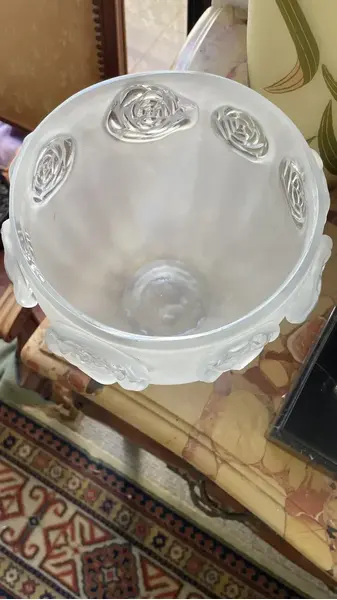 Foto de um(a) Antigo Vaso Cachepô Centro De Mesa Cristal Satiné Art Deco, da categoria de Cachepot. Antigo vaso cachepô ou centro de mesa em cristal francês satiné, ricamente lapidado à mão com flores em alto relevo. Peça... Mostrado de uma perspectiva diferente. Vendido no marketplace Trésors.