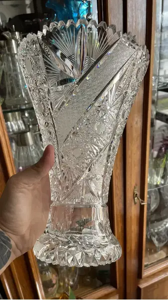 Foto de um(a) Antigo Vaso Jarro Decorativo Cristal Baccarat Lapidado À Mão, da categoria de Vasos. Antigo e preciso vaso decorativo em cristal translúcido europeu com lindo brilho natural e primorosa lapidação manual,... Mostrado de uma perspectiva diferente. Vendido no marketplace Trésors.