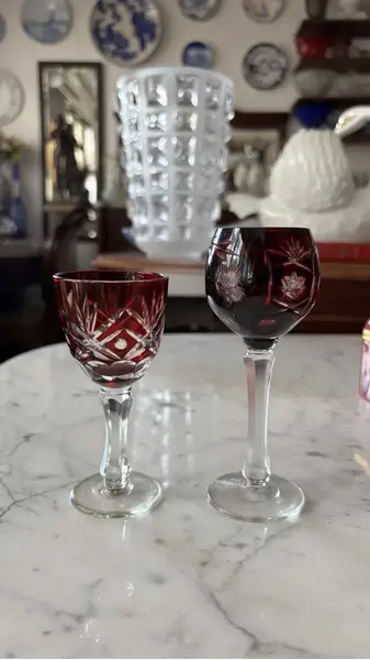 Foto de um(a) Antigo Par De Cálice Decorativo Taça Em Cristal Baccarat, da categoria de Taças. Antigo par de cálices decorativos em cristal doublé ricamente lapidados à mão. Lindos para decorar uma cristaleira, bar,... Mostrado de uma perspectiva diferente. Vendido no marketplace Trésors.