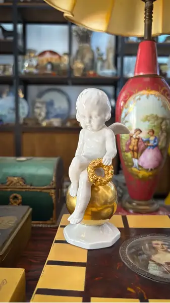 Foto de um(a) Antiga Rara Escultura Anjo Em Porcelana Alemã Fasold Stauch, da categoria de Escultura. ~ Fasold & Stauch ~Antiga e graciosa escultura representando anjo, peça artística, ricamente moldado em porcelana artística... Mostrado de uma perspectiva diferente. Vendido no marketplace Trésors.