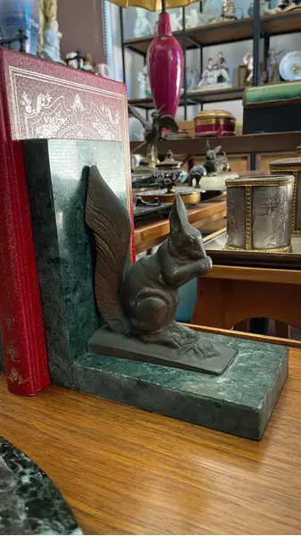 Foto de um(a) Antiga Escultura Esquilo Cerra Livros Bronze Mármore Artdeco, da categoria de Apoio para livros. ~ H. Truci ~Antigo e belíssimo cerra livros em mármore italiano verde alpi, decorado com esculturas artísticas de esquilos... Mostrado de uma perspectiva diferente. Vendido no marketplace Trésors.