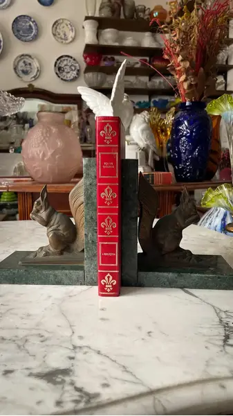 Foto de um(a) Antiga Escultura Esquilo Cerra Livros Bronze Mármore Artdeco, da categoria de Apoio para livros. ~ H. Truci ~Antigo e belíssimo cerra livros em mármore italiano verde alpi, decorado com esculturas artísticas de esquilos... Mostrado de uma perspectiva diferente. Vendido no marketplace Trésors.