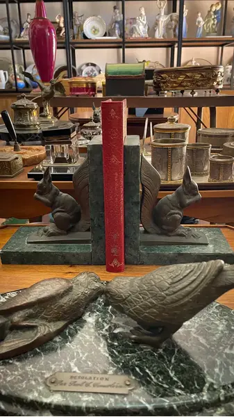 Foto de um(a) Antiga Escultura Esquilo Cerra Livros Bronze Mármore Artdeco, da categoria de Apoio para livros. ~ H. Truci ~Antigo e belíssimo cerra livros em mármore italiano verde alpi, decorado com esculturas artísticas de esquilos... Mostrado de uma perspectiva diferente. Vendido no marketplace Trésors.