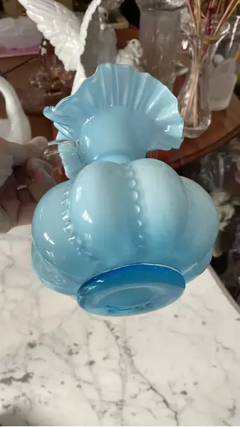 Foto de um(a) Antigo Vaso Jarra Decorativa Em Opalina Francesa Azul, da categoria de Jarros. Antiga jarra vaso em opalina francesa azul com a borda ondulada. Peça muito linda e versátil na decoração. Em perfeito... Mostrado de uma perspectiva diferente. Vendido no marketplace Trésors.