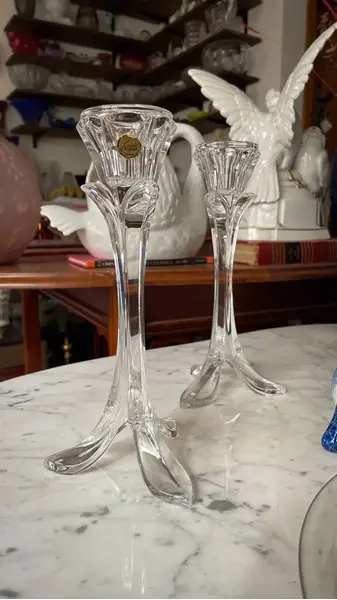 Foto de um(a) Antigo Par De Castiçais Art Deco Tulipas Cristal Francês, da categoria de Castiçais. Cristal d’Arques France.Antigo e finíssimo par de castiçais artísticos em cristal francês, modelo tulipa. Medidas 22x10cm... Mostrado de uma perspectiva diferente. Vendido no marketplace Trésors.
