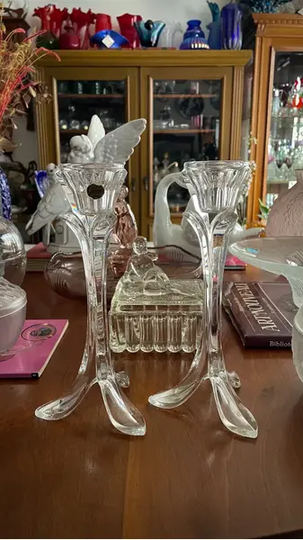 Foto de um(a) Antigo Par De Castiçais Art Deco Tulipas Cristal Francês, da categoria de Castiçais. Cristal d’Arques France.Antigo e finíssimo par de castiçais artísticos em cristal francês, modelo tulipa. Medidas 22x10cm... Mostrado de uma perspectiva diferente. Vendido no marketplace Trésors.