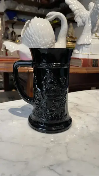 Foto de um(a) Antiga Caneca De Chopp Art Deco Opalina Black Indiana Glass, da categoria de Canecas. tiara indiana glass. Antiga e rara caneca de chopp em vidro americano "opalina black milk glass" decoração com cena de bar... Mostrado de uma perspectiva diferente. Vendido no marketplace Trésors.