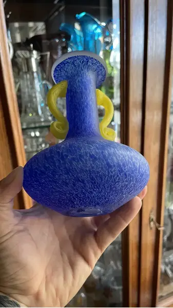 Foto de um(a) Antigo Pequeno Vaso Com Alças Art Deco Murano Pâte De Verre, da categoria de Vasos. Antigo e lindo vasinho decorativo em Murano na cor com alças em amarelo, técnica de trabalho Pâte de Verre.Medidas 15x12cm. Mostrado de uma perspectiva diferente. Vendido no marketplace Trésors.