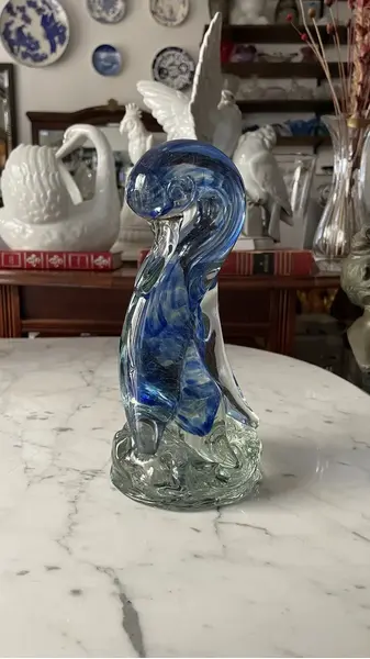 Foto de um(a) Antiga Escultura De Pato Decorativo Murano Italiano Art Deco, da categoria de Escultura. Antiga escultura artística representando pato em cristal de Murano em tons de azul. Peça muito decorativa e com bastante... Mostrado de uma perspectiva diferente. Vendido no marketplace Trésors.