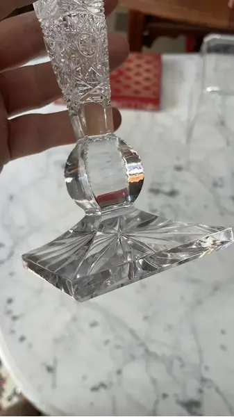 Foto de um(a) Antigo Castiçal Candelabro Uma Vela Cristal Tcheco Lapidado, da categoria de Castiçais. Antigo e finíssimo castiçal em bloco maciço de cristal Tcheco. Ricamente lapidado à mão. Lapidação estrelada e ponta de... Mostrado de uma perspectiva diferente. Vendido no marketplace Trésors.