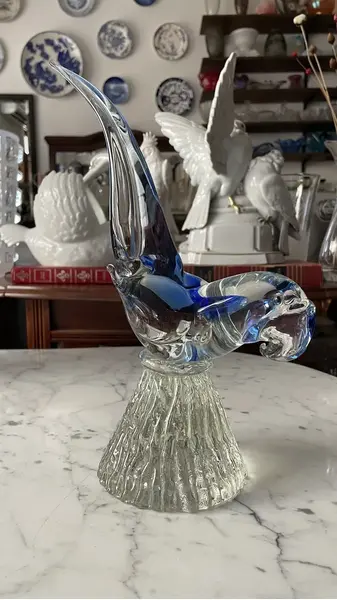 Foto de um(a) Antiga Escultura Pássaro Papagaio Murano Italiano Art Deco, da categoria de Escultura. Antiga escultura artística representando pássaro em cristal de Murano em tons de azul. Peça muito decorativa e com bastante... Mostrado de uma perspectiva diferente. Vendido no marketplace Trésors.