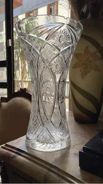 Foto de um(a) Antigo Vaso Jarro Decorativo Em Cristal Baccarat Lapidado, da categoria de Vasos. Antigo e elegante vaso decorativo em cristal translúcido com lindo brilho natural e primorosa lapidação manual (estralada e... Mostrado de uma perspectiva diferente. Vendido no marketplace Trésors.