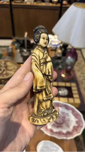 Foto de um(a) Antiga Escultura Oriental Gueixa Japonesa Resina Cor Marfim, da categoria de Escultura. Bastante riqueza de detalhes. Mostrado de uma perspectiva diferente. Vendido no marketplace Trésors.