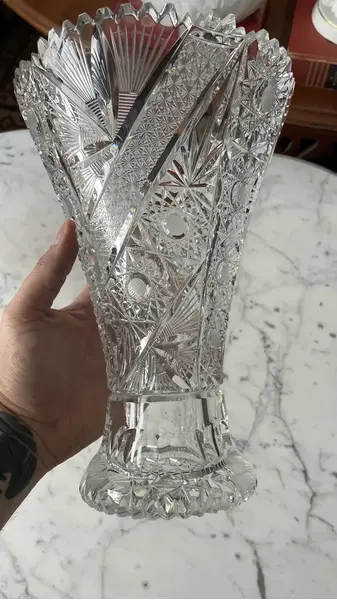Foto de um(a) Antigo Vaso Jarro Decorativo Cristal Baccarat Lapidado À Mão, da categoria de Vasos. Antigo e preciso vaso decorativo em cristal translúcido europeu com lindo brilho natural e primorosa lapidação manual,... Mostrado de uma perspectiva diferente. Vendido no marketplace Trésors.