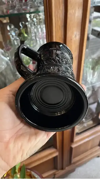 Foto de um(a) Antiga Caneca De Chopp Art Deco Opalina Black Indiana Glass, da categoria de Canecas. tiara indiana glass. Antiga e rara caneca de chopp em vidro americano "opalina black milk glass" decoração com cena de bar... Mostrado de uma perspectiva diferente. Vendido no marketplace Trésors.