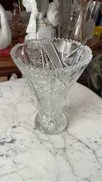 Foto de um(a) Antigo Vaso Jarro Decorativo Cristal Baccarat Lapidado À Mão, da categoria de Vasos. Antigo e preciso vaso decorativo em cristal translúcido europeu com lindo brilho natural e primorosa lapidação manual,... Mostrado de uma perspectiva diferente. Vendido no marketplace Trésors.