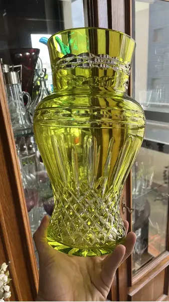Foto de um(a) Antigo Vaso Jarro Decorativo Cristal Baccarat Verde Uralina, da categoria de Vasos. Antigo e belíssimo vaso decorativo em cristal doublé na cor verde uralina (não tem urânio) com lindo brilho natural e... Mostrado de uma perspectiva diferente. Vendido no marketplace Trésors.