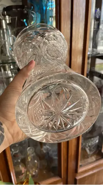 Foto de um(a) Antigo Vaso Jarro Decorativo Em Cristal Baccarat Lapidado, da categoria de Vasos. Antigo e elegante vaso decorativo em cristal translúcido com lindo brilho natural e primorosa lapidação manual (estralada e... Mostrado de uma perspectiva diferente. Vendido no marketplace Trésors.