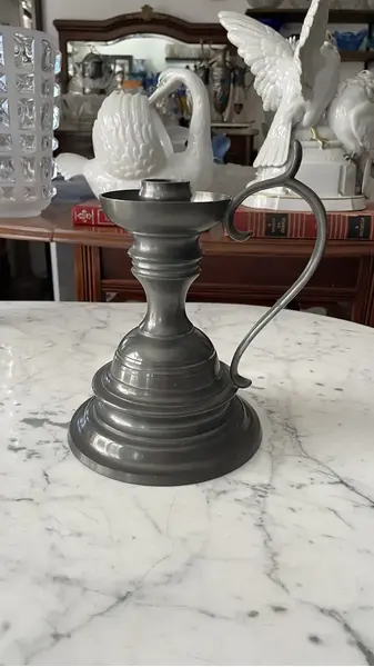 Foto de um(a) Antigo Grande Castiçal Palmatória Em Estanho Rústico, da categoria de Castiçais. Marca John Somers. Antiga e grande palmatória/castiçal em estanho trabalhado. Peça decorativa e especial! Medidas 21x20cm. Mostrado de uma perspectiva diferente. Vendido no marketplace Trésors.