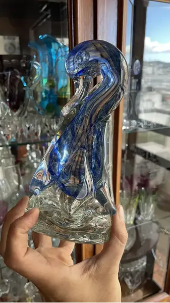 Foto de um(a) Antiga Escultura De Pato Decorativo Murano Italiano Art Deco, da categoria de Escultura. Antiga escultura artística representando pato em cristal de Murano em tons de azul. Peça muito decorativa e com bastante... Mostrado de uma perspectiva diferente. Vendido no marketplace Trésors.