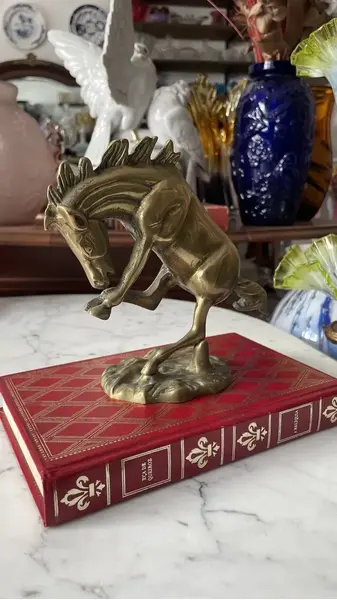 Foto de um(a) Antiga Escultura De Cavalo Saltando Em Bronze Art Deco, da categoria de Escultura. Antiga e linda escultura decorativa representando cavalo saltando em bronze polido.Medidas 15x19cm. Mostrado de uma perspectiva diferente. Vendido no marketplace Trésors.