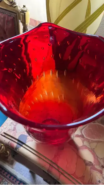 Foto de um(a) Antigo Vaso Jarro Art Deco Murano Italiano Vermelho Rubi, da categoria de Vasos. Antigo e belíssimo vaso artístico de Murano vermelho, meio alaranjando na parte interna, linda combinação de cores. Ótimo... Mostrado de uma perspectiva diferente. Vendido no marketplace Trésors.
