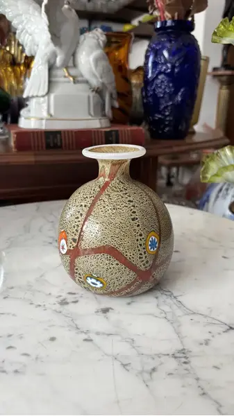 Foto de um(a) Antigo Pequeno Vaso Em Murano Italiano Millefiori Art Deco, da categoria de Vasos. Antigo e especial vasinho decorativo em Murano italiano tons de terracota, técnica texturizada de trabalho manual com flores... Mostrado de uma perspectiva diferente. Vendido no marketplace Trésors.