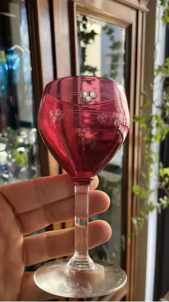 Foto de um(a) Antigo Conjunto Quatro Taças Copos Cristal Francês Vermelho, da categoria de Copos e taças. Antigo e preciso conjunto com quatro taças em cristal francês doublé vermelho rubi. Lapidação chique, discreta e muito... Mostrado de uma perspectiva diferente. Vendido no marketplace Trésors.