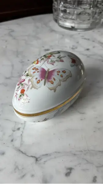 Foto de um(a) Antiga Caixa Decorativa Ovo Porcelana Espanhola Borboleta, da categoria de Porta-Jóias. Antiga e belíssima caixa decorativa porta joias em porcelana espanhola de Madrid. Belíssima decoração floral com borboletas... Mostrado de uma perspectiva diferente. Vendido no marketplace Trésors.