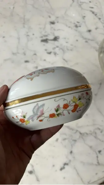 Foto de um(a) Antiga Caixa Decorativa Ovo Porcelana Espanhola Borboleta, da categoria de Porta-Jóias. Antiga e belíssima caixa decorativa porta joias em porcelana espanhola de Madrid. Belíssima decoração floral com borboletas... Mostrado de uma perspectiva diferente. Vendido no marketplace Trésors.