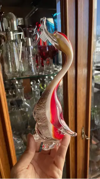 Foto de um(a) Antiga Escultura De Pato Murano Italiano Archimede Seguso, da categoria de Escultura. Antiga e belíssima escultura de pato em Murano italiano feito à mão, com pó de prata em sua composição. Design Archimede... Mostrado de uma perspectiva diferente. Vendido no marketplace Trésors.