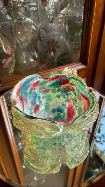 Foto de um(a) Antigo Cinzeiro Bowl Decorativo Em Murano Italiano Cactus, da categoria de Cinzeiros. Antigo e imponente cinzeiro artístico em Murano italiano feito à mão. Também pode ser usado para charuto. Lindo formato e... Mostrado de uma perspectiva diferente. Vendido no marketplace Trésors.